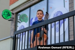 Ledion Halitaj, kitarist 11-vjeçar para shkollës "Beethoven" në Prishtinë, ku vijon mësimet për kitarë.