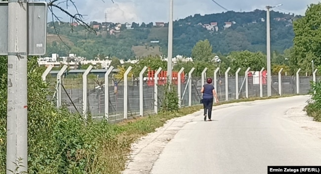 Kako bi produžio pistu za još 500 metara, Aerodrom Sarajevo planira trajno zatvoriti ulicu Vasilja Grđića. Usta ulica bez trotoara prolazi uz jugozapadnu ogradu aerodroma i preko parcele koja pripada ovom preduzeću još od 80-ih godina prošlog vijeka (foto: 20. avgusta 2024.)