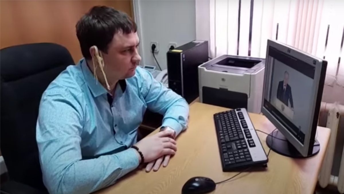 The deputy who listened to Putin with noodles in his ears was fined