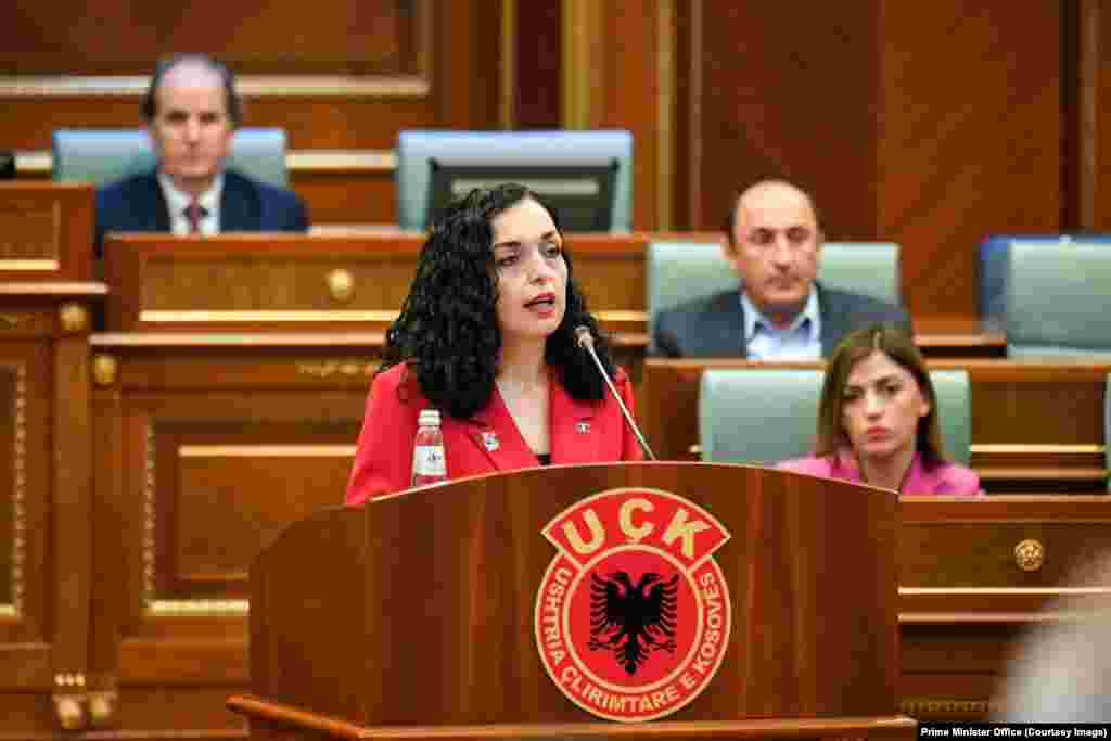 КОСОВО -&nbsp;Претседателката на Косово, Вјоса Османи, изјави дека во рок од 24 часа од прифаќањето на Анексот за спроведување на Договорот за нормализација на односите, официјален Белград најавил дека нема да го почитува. Османи ја повика меѓународната заедница да насочи &bdquo;притисок врз Србија&ldquo; за да се почитуваат обврските преземени од Основниот договор, за кој двете страни се договорија во Брисел на 27 февруари, како и од Анексот за негова имплементација, што беше договорено во Охрид на 18 март.