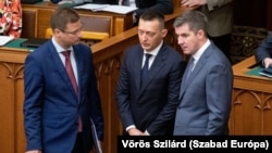 Gulyás Gergely, Rogán Antal és Kocsis Máté a parlamentben 2023. július 4-én