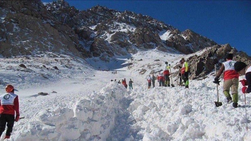 پیکر بی‌جان دو کوهنورد زیر آوار بهمن اُشترانکوه پیدا شد؛ سه کوهنورد  مفقودند