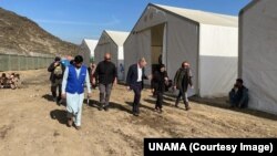 مقامات سازمان ملل به شمول نماینده خاص سرمنشی سازمان ملل برای افغانستان در تلاش اند تا در مرز افغانستان با پاکستان به پناهجویان اخراج شده٬ کمک های صروری را فراهم کنند