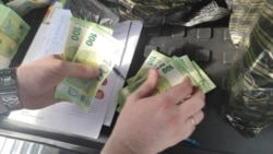 Imagine făcută de oamenii legii în timpul perchizițiilor într-un dosar de finanțare ilegală a partidelor politice.