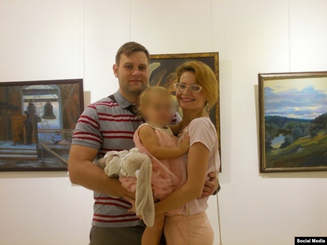 Spiuni/diplomati rus, Aleksei Ivanenko, me gruan e tij Yekaterina dhe vajzën. Indi, 2015.