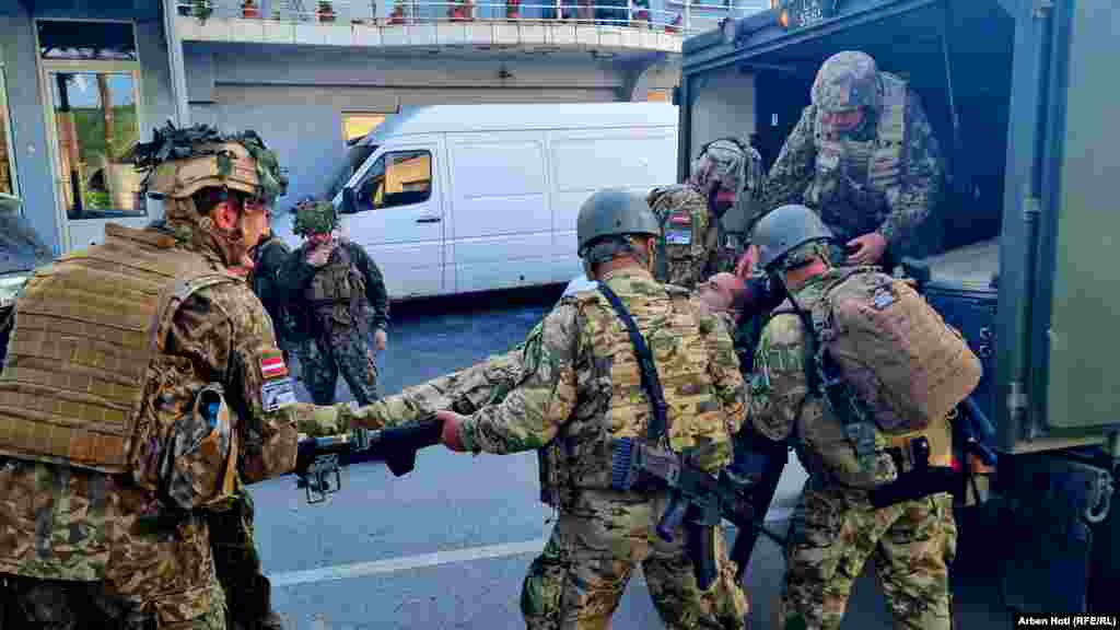 Predsednica Kosova Vjosa Osmani rekla je da tenzije na severu izazivaju &quot;ilegalne srpske strukture pretvorene u kriminalne bande&quot; koje su napale Policiju Kosova, vojnike KFOR-a i novinare.
