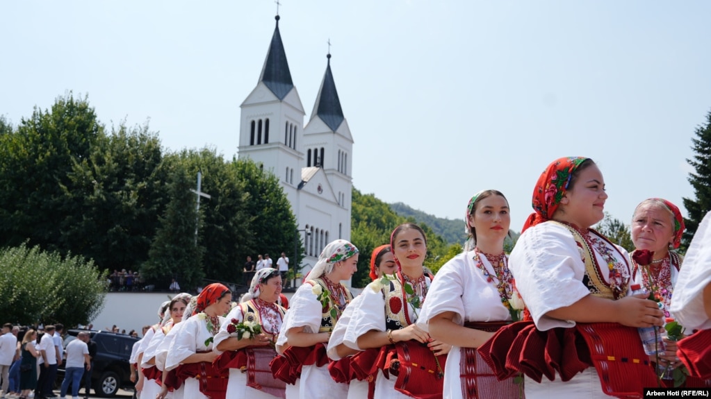 Pamje gjatë festës së Zonjës së Madhe në Letnicë.