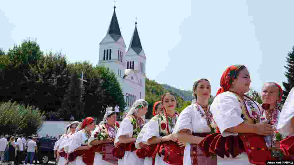  Gra me veshje tradicionale kroate gjatë festës së Zonjës së Madhe në Letnicë, Kosovës. &nbsp; 