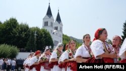 Pamje gjatë festës së Zonjës së Madhe në Letnicë.