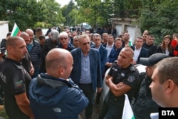  Съпредседателят на Движение за права и свободи Джевдет Чакъров и депутатът Рамадан Аталай беседват с полицията пред резиденцията в „ Бояна “, населявана от Ахмед Доган, 30 август 2024 година 