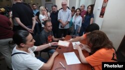 Armenia - Citizens sign a petition on Nagorno-Karabakh in Yerevan, June 29, 2023.