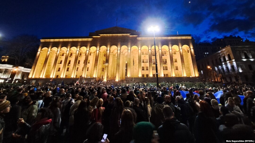 Митинг у здания парламента против законопроекта об «иноагентах»