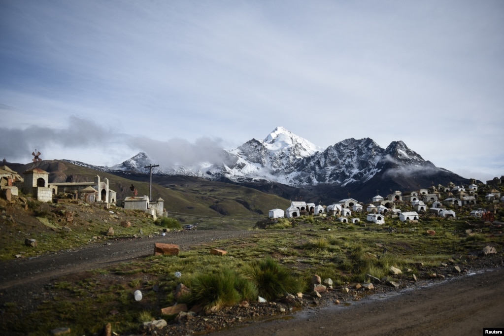 Mali i mbuluar me borë Huayna Potosi shihet pas varrezave pranë El Altos, Bolivi, 28 shkurt 2024.