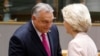 Orbán Viktor udvariassági gesztusa a legutóbbi EU-csúcson Ursula von der Leyen bizottsági elnök felé. Vajon fogadják-e még a jövő héten egymás köszöntését? Fotó: Ludovic Marin / AFP