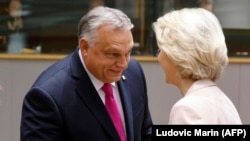 Premierul ungar Viktor Orbán și președinta Comisiei Europene, Ursula von der Leyen, se salută înaintea începerii summitului liderilor UE în clădirea Consiliului European din Bruxelles la 26 octombrie 2023.