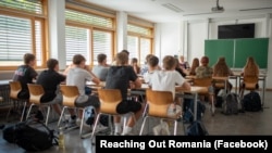 Copiii și adolescenții care ajung la Reaching Out Romania nu abandonează școala.