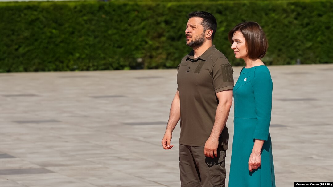 Ukrainian President Volodymyr Zelensky (left), and Moldovan President Maia Sandu (file photo)