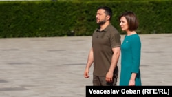 Ukrainian President Volodymyr Zelensky (left), and Moldovan President Maia Sandu (file photo)