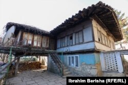 Shtëpia e familjes Koroglu e fotografruar më 2022. Kjo shtëpi karakterizohet si tip i çardakut të mbyllur.