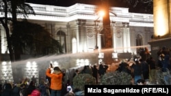 Martnıñ 7-nde aqşam parlament binası ögünde narazılıq bildirgenler polisnen çatıştı, neticede uquq qoruyıcılar köz yaşlatqan gaz ve suv qullandı.