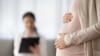 Priprema za porod, decembar 2023. Krupni plan žene koja čeka bebu na pregledu kod doktora u prenatalnom zdravstvenom centru prenatalne klinike.