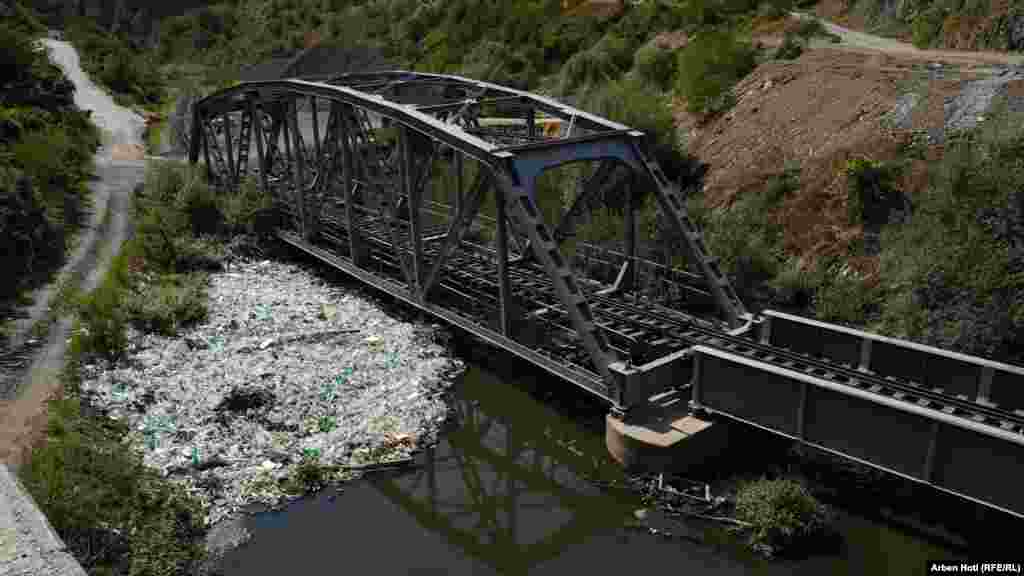 Waste from local businesses and households often ends up directly in rivers, while illegal dumping of solid waste further worsens the situation.