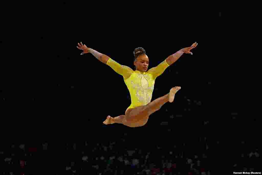 &nbsp;Rebeca Andrade e Brazilit duke interpretuar gjimnastikë artistike në Balance Beam. &ldquo;Arena e gjimnastikës ka disa sfonde të bukura të pastra, kështu që kur një atlet del me një triko me ngjyra të ndezura si Rebeca Andrade e Brazilit në finale, e dija se e verdha e gjallë do të binte në sy, kështu që u pozicionova për ta kapur atë teksa fluturonte nëpër ajër si të kishte krahë&rdquo;, tha Hannah McKay, fotografe e Reutersit me qendër në Britani.