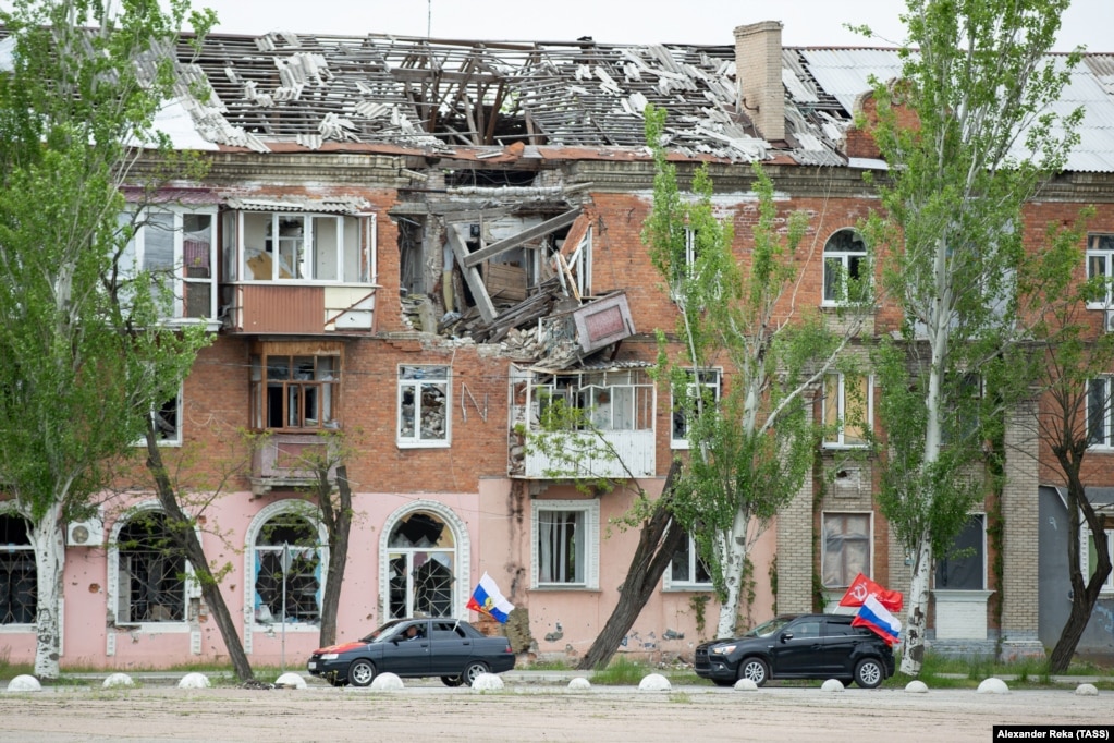 Auto con bandiere zariste, sovietiche e russe a Severodonetsk, nella regione ucraina di Luhansk, nel maggio 2023.