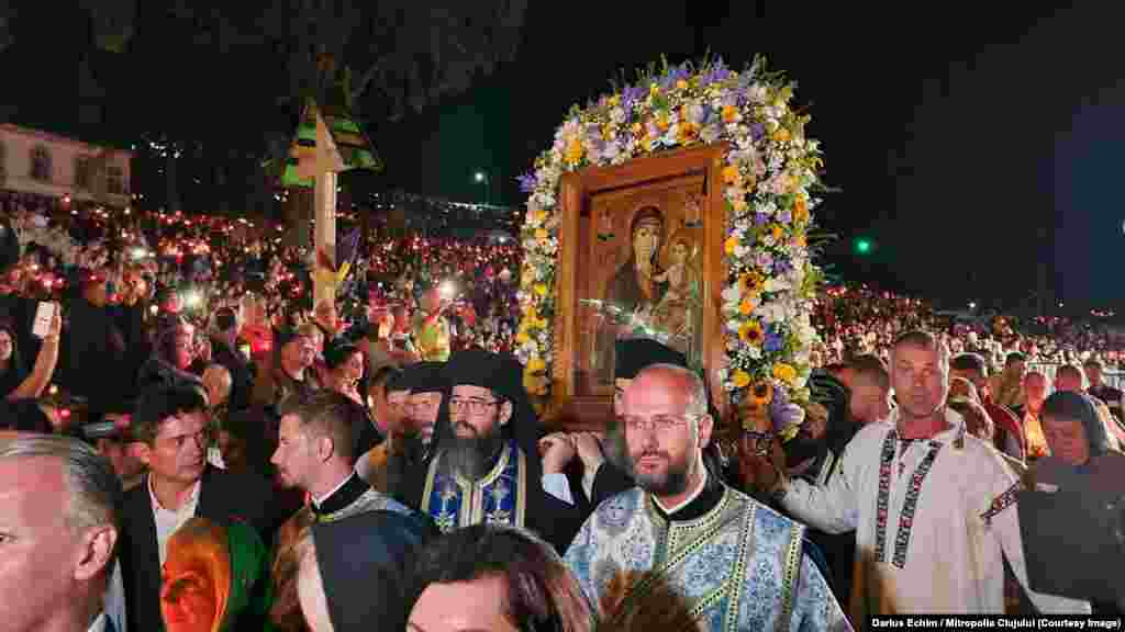 Imagine cu icoana Fecioarei Maria cu Pruncul Iisus, de la Mănăstirea Nicula/ jud. Cluj. Această icoană este scoasă în fiecare an din biserică, în procesiune în curtea mănăstirii, în ajunul sărbătorii de 15 august. La sărbătoare participă mii de persoane. Icoana datează de la finalul secolului al XVII-lea și este atribuită unui anume &bdquo;Popa Luca din Iclod&rdquo;, mare iconar de icoane pe sticlă/ glaje, adică sticlă suflată de meșteri, nu de tip manufacturier.&nbsp; De secole, ortodocșii și greco-catolicii transilvăneni o cred &bdquo;făcătoare de minuni&rdquo;, fiind totodată prototip al pictării icoanelor pe sticlă.&nbsp; O icoană similară există și la o biserică catolică a Ordinului Iezuit - Biserica Piariștilor - din Cluj-Napoca și au existat controverse, neelucidate încă, cu privire la care dintre reprezentări este originalul și care o copie, cea de-a doua datând tot din acea perioadă.