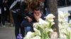 Belgrad, 4 mai: Antrenorul de volei Dragan Kobiljski își plânge fiica ucisă de colegul său de 13 ani la școala Vladislav Ribnikar din Belgrad.