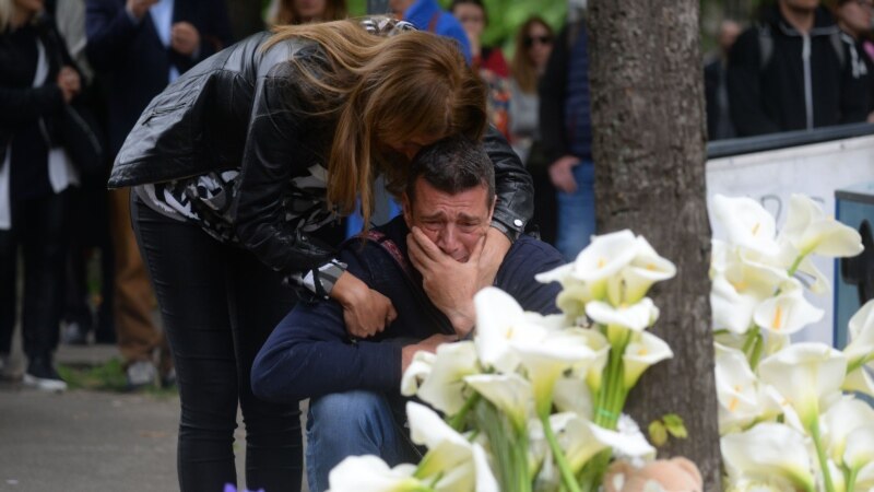 Lule e mesazhe për viktimat e sulmit në shkollën e Beogradit