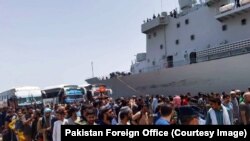 Илустрација, Пакистанци го напуштаат Судан 