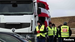 28 березня стало відомо про розблокування руху вантажівок у обох напрямках на пункті пропуску «Угринів-Долгобичув».