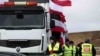 Польські протестувальники обмежують проїзд автобусів через пункт у Медиці – Держприкордонслужба