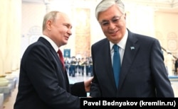 Касым-Жомарт Токаев (оңдо) жана Астанага расмий сапар менен келген Орусиянын президенти Владимир Путин. 2023-жыл, 9-ноябрь