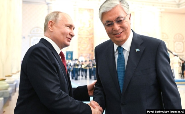 Il presidente russo Vladimir Putin (a sinistra) incontra il presidente kazako Qasym-Zhomart Toqaev ad Astana il 9 novembre.