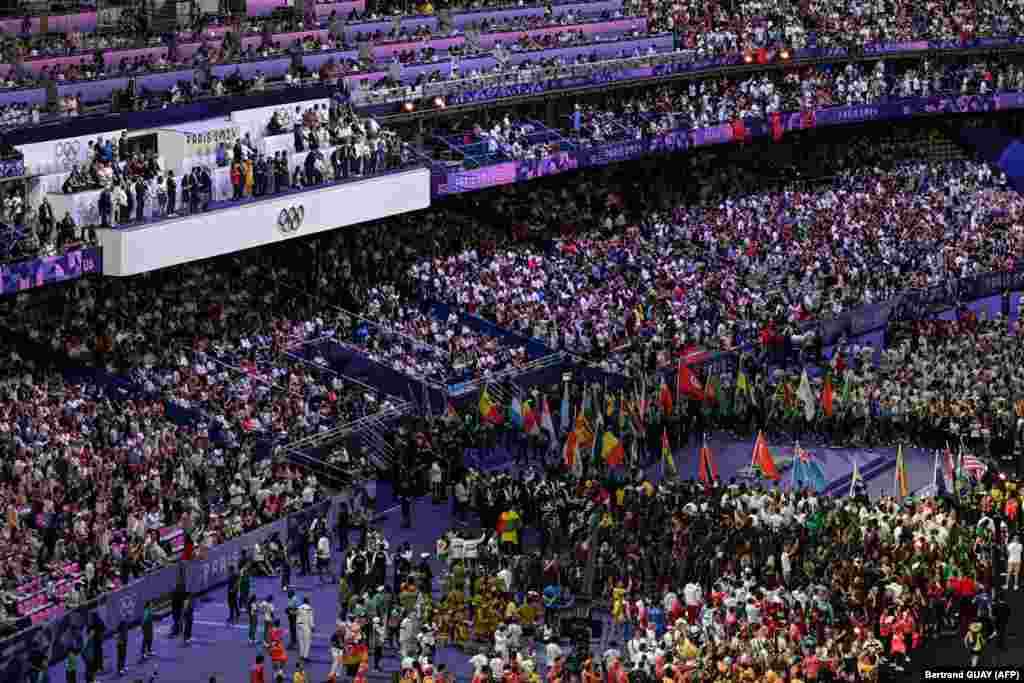 Parada sportivilor în timpul ceremoniei de închidere a Jocurilor Olimpice de la Paris, pe 11 august 2024. Au participat purtători de drapel pentru cele 204 Comitete Olimpice Naționale și echipa olimpică a CIO pentru refugiați. Drapelul României a fost purtat de&nbsp;Mihaela Cambei, care a câștigat argintul&nbsp;la haltere, categoria 49 kg. La smuls, a reușit să ridice 93 kg, iar la aruncat - 112 kg.