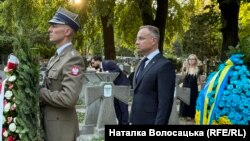 Польський президент Анджей Дуда вшановує воїнів УНР в рамках акції «Полумʼя братерства». Варшава, 14 серпня 2024 року