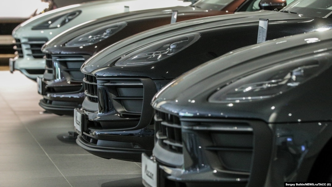 Автосалон Porsche в Москве, июль 2023