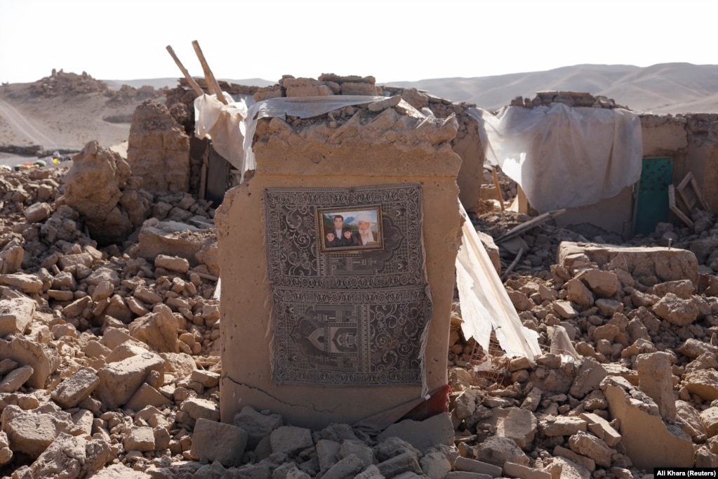 Una foto di famiglia è appesa al muro di una casa distrutta dal terremoto che ha colpito Chahak l'11 ottobre. L'Organizzazione Mondiale della Sanità stima che il numero totale delle persone colpite superi le 11.000.