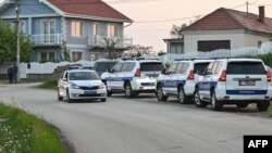 Policija u Duboni kod Mladenovca na dan masovnog ubistva.