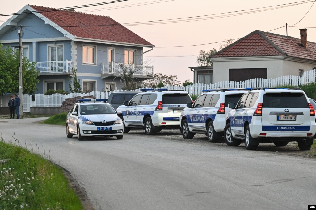 Patrulla policore janë shpërndarë në të gjithë lokalitetin e fshatit Dubona.