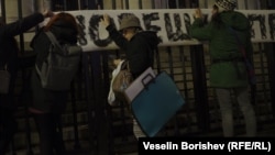  Плакат с надпис „ Човешки права “ беше подложен на оградата пред Съдебната палата. 