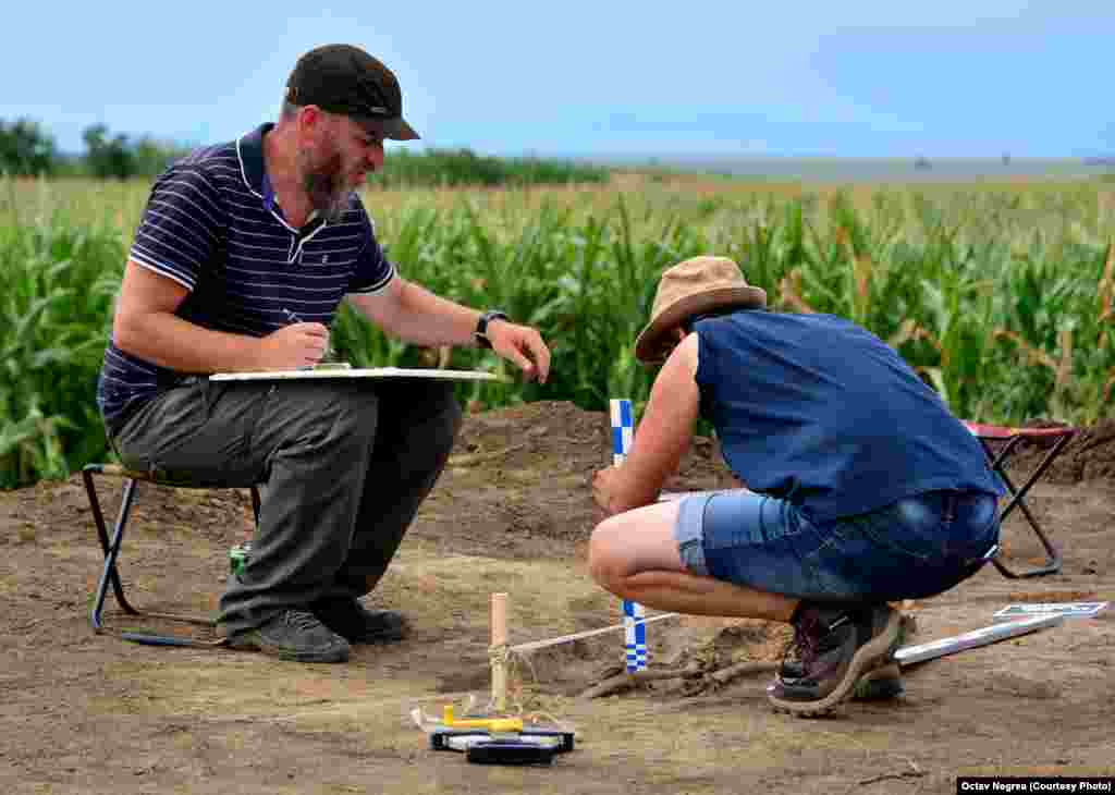 Every relic is painstakingly studied and inventoried, with larger pieces sorted onsite and smaller ones sent to the Prahova County Museum of History and Archaeology, where restorers catalog them and occasionally use them in museum exhibits.