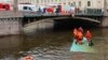Сотрудники Скорой помощи на месте падения автобуса с Поцелуева моста в реку Мойку (Санкт-Петербург), 10 мая 2024 г.