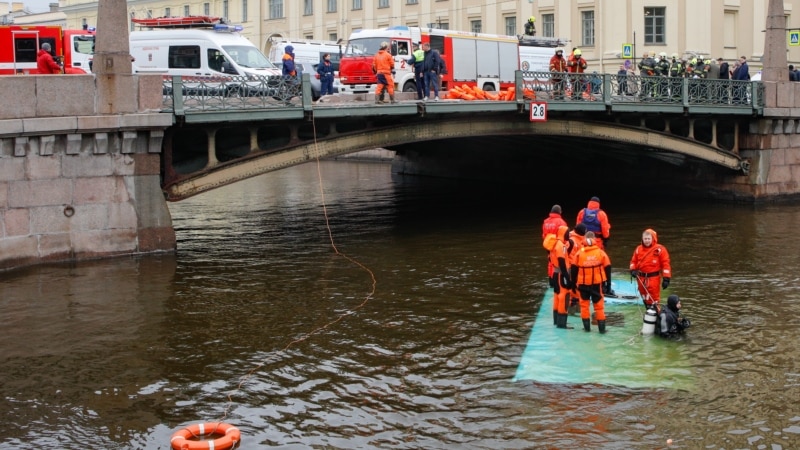 В Петербурге в реку упал пассажирский автобус – погибли семь человек