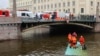 Spasioci na potonulom autobusu u reci u Sankt Peterburgu, 10. maj 2024.