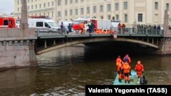 Spasioci na potonulom autobusu u reci u Sankt Peterburgu, 10. maj 2024.