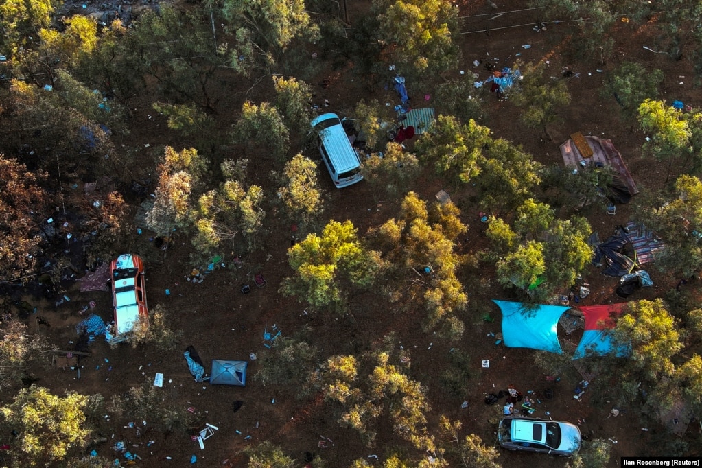 Tenda e automjete kampingu të braktisura të pjesëmarrësve në Festivalin Nova më 12 tetor 2023.