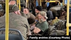 «Азовцев», вышедших в плен из «Азовстали», в автобусе оккупанты везут в Оленевку, 2022 год